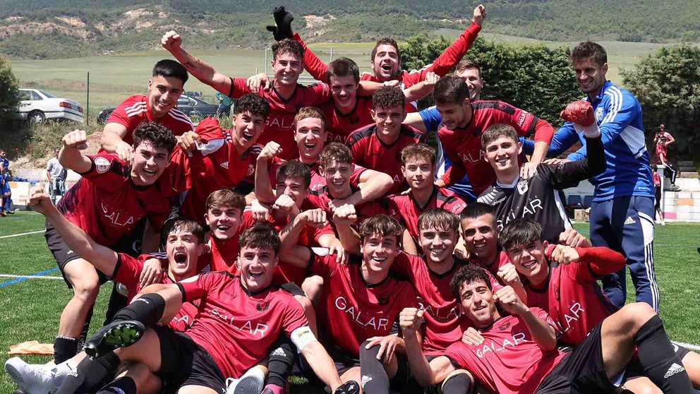 Los jugadores del Subiza celebran la victoria sobre la Peña Sport en Sotoburu. CA Osasuna.