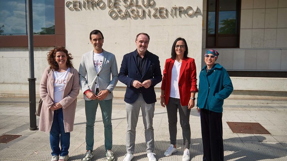 Javier Esparza, junto a otros candidatos de UPN, en el centro de salud de Buztintxuri en Pamplona. CEDIDA