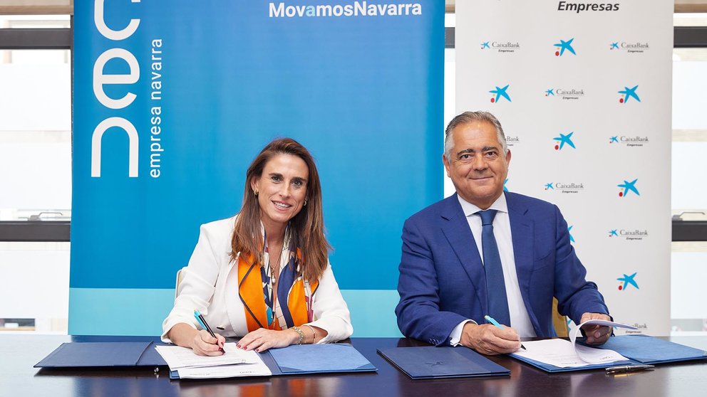Isabel Moreno, directora territorial Ebro de CaixaBank, y Juan Miguel Sucunza, presidente de CEN, firman el convenio entre Caixabank y CEN. CEDIDA
