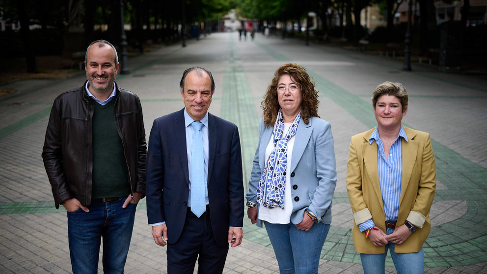El candidato del PPN a la Alcaldía de Pamplona, Carlos García Adanero y Carmen Alba, número dos, hablan sobre la reforma del paseo de Sarasate y propone otras reurbanizaciones. PABLO LASAOSA