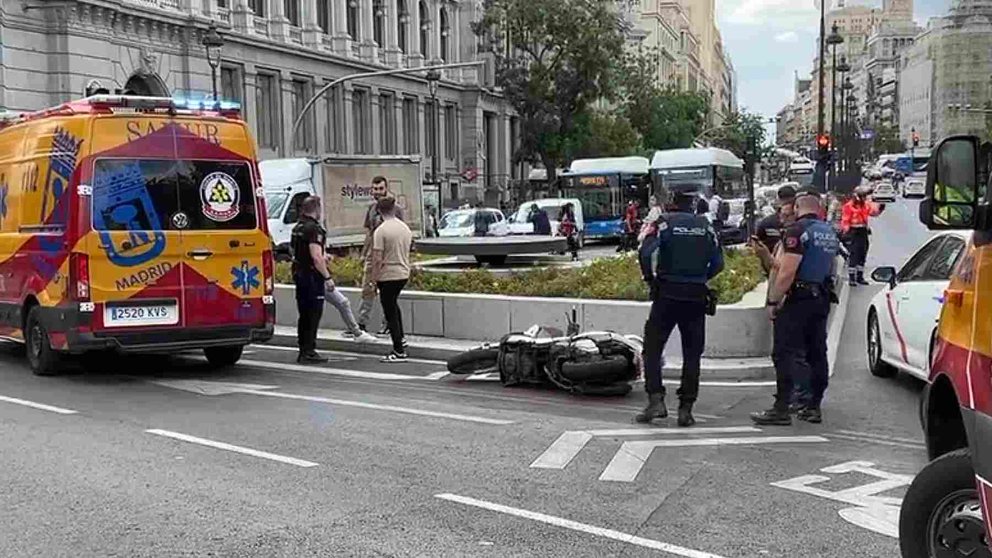 El herido se estrelló contra un taxi. EMERGENCIAS MADRID