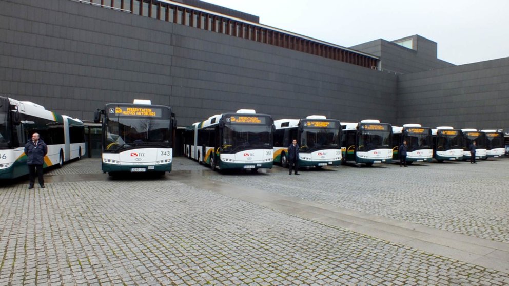 Villavesas aparcadas con motivo de la presentación de los últimos autobuses adquiridos. S.REDÍN