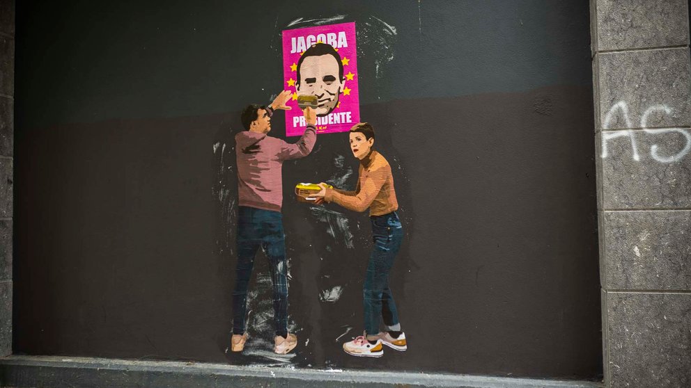 EL nuevo 'collage' del artista callejero LKN en el que recoge a los candidatos del PP, Javier García y del PSN, María Chivite, peagndo un cartel en el que se pide el voto para el entrenador de Osasuna, Jagoba Arrasate. JASMINA AHMETSPAHIC