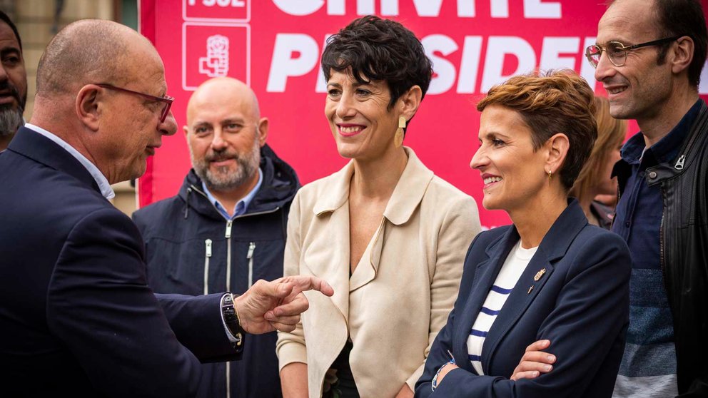 La candidata del PSN a la Presidencia del Gobierno de Navarra, María Chivite, y la candidata al Ayuntamiento de Pamplona, Elma Saiz, realizan el mensaje del día. JASMINA AHMETSPAHIC