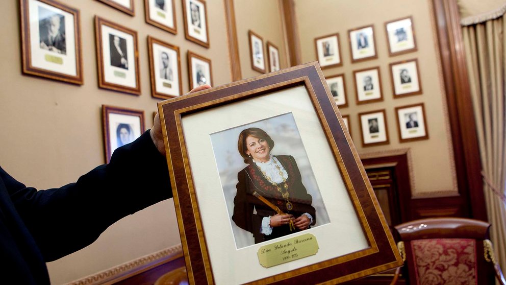 Una fotografía de Yolanda Barcina se suma a las imágenes de los mandatarios municipales que acoge la denominada 'Sala de alcaldes' de la Casa Consistorial. ARCHIVO