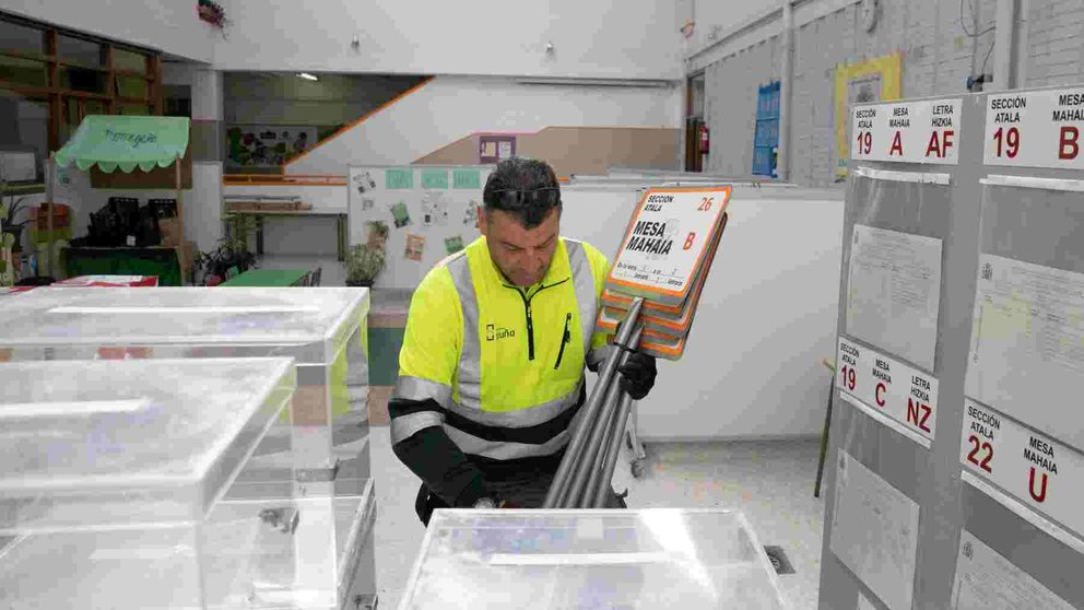 Un operario del Ayuntamiento termina de colocar urnas y material de seññalización en un colegio electoral. AYUNTAMIENTO DE PAMPLONA