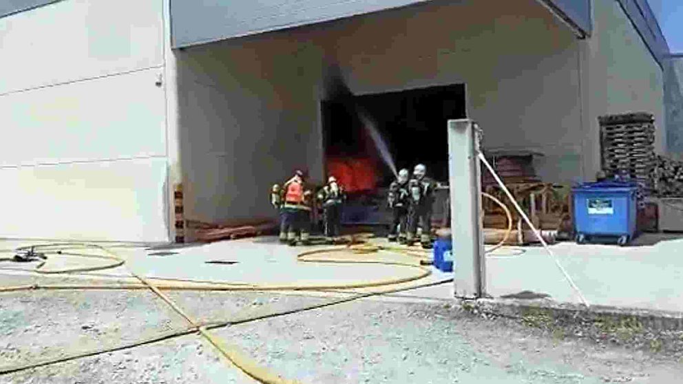 Los bomberos de Navarra trabajan en la extinción del oincendio de una empresa de maderas en el Polígono Comarca II de Galar. BOMBEROS DE NAVARRA