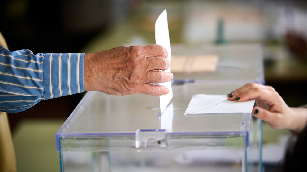 Votación electoral en el antiguo colegio Blanca de Navarra de Pamplona, actual Civivox del Ensanche. PABLO LASAOSA