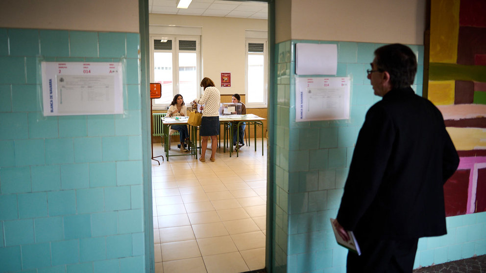 Votación electoral en el antiguo colegio Blanca de Navarra de Pamplona, actual Civivox del Ensanche. PABLO LASAOSA