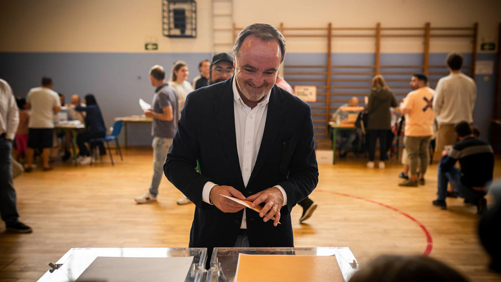 El candidato de UPN a la Presidencia del Gobierno de Navarra, Javier Esparza, acude a votar en el Colegio Público San Pedro. JASMINA AHMETSPAHIC