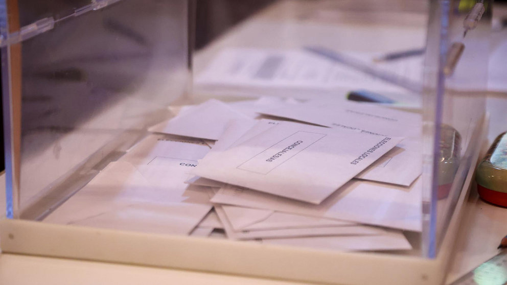 Papeletas dentro de la urna de votaciones, a 28 de mayo de 2023, en Sevilla. JOAQUIN CORCHERO / EUROPA PRESS