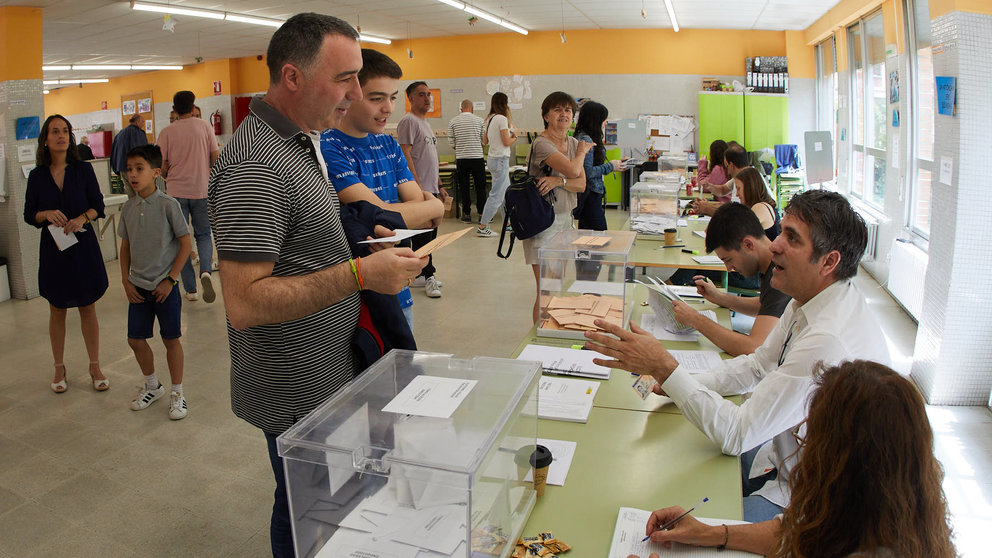 Jornada electoral en la Ikastola Amaiur de Pamplona. IÑIGO ALZUGARAY