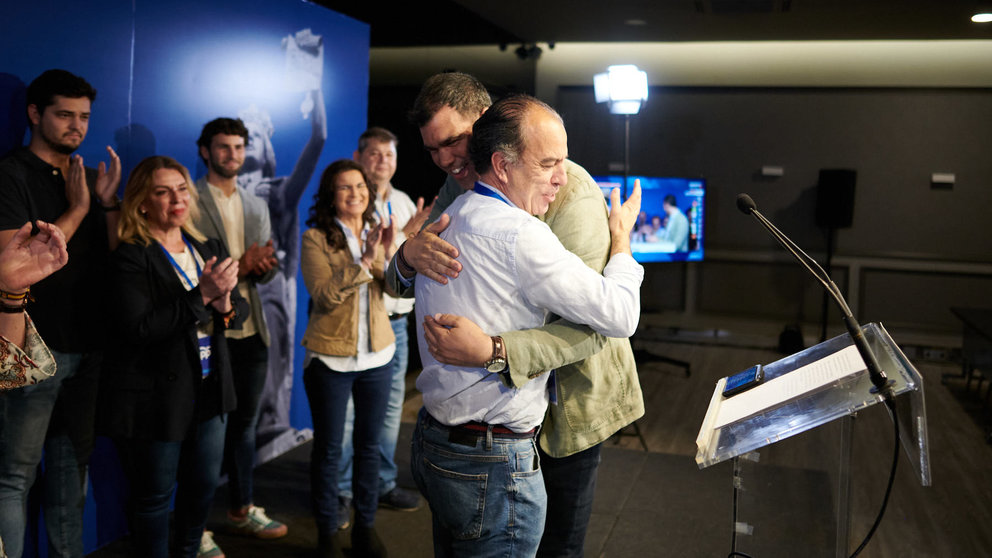 Javier García y Carlos García Adanero durante la noche electoral del 28M. PABLO LASAOSA