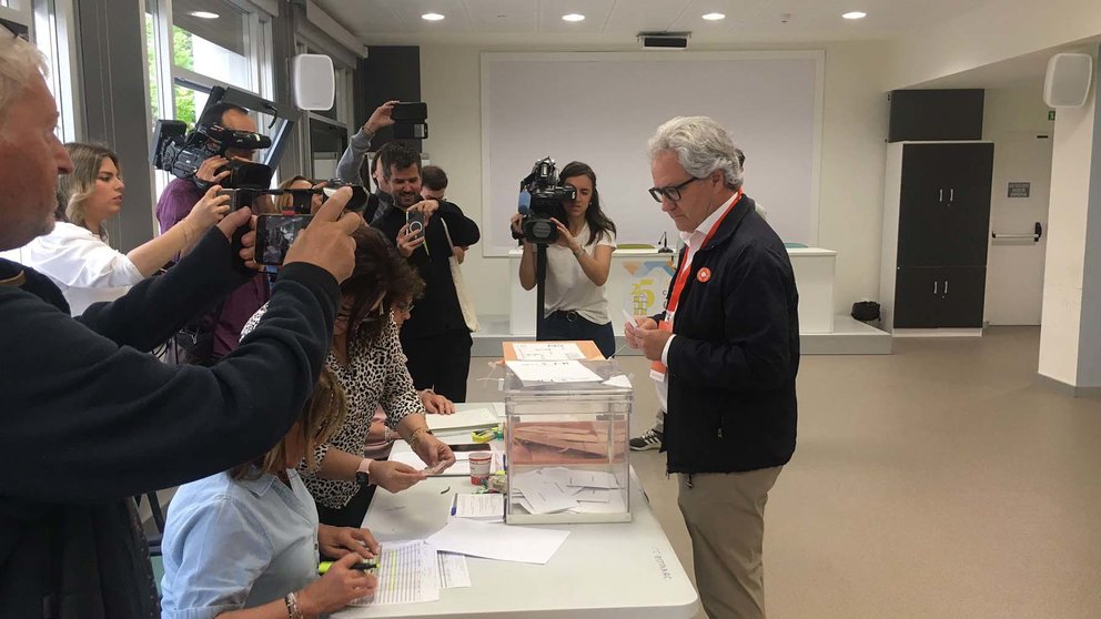 El candidato Carlos Pérez-Nievas acude a votar en el día de las elecciones. CIUDADANOS