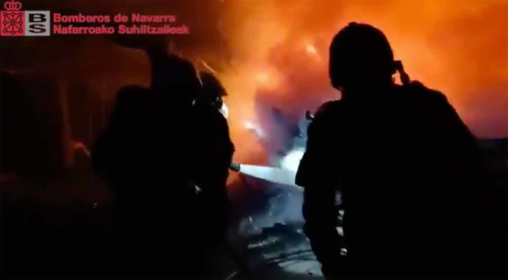 Los bomberos tratan de apagar el incendio en una caravana. BOMBEROS DE NAVARRA