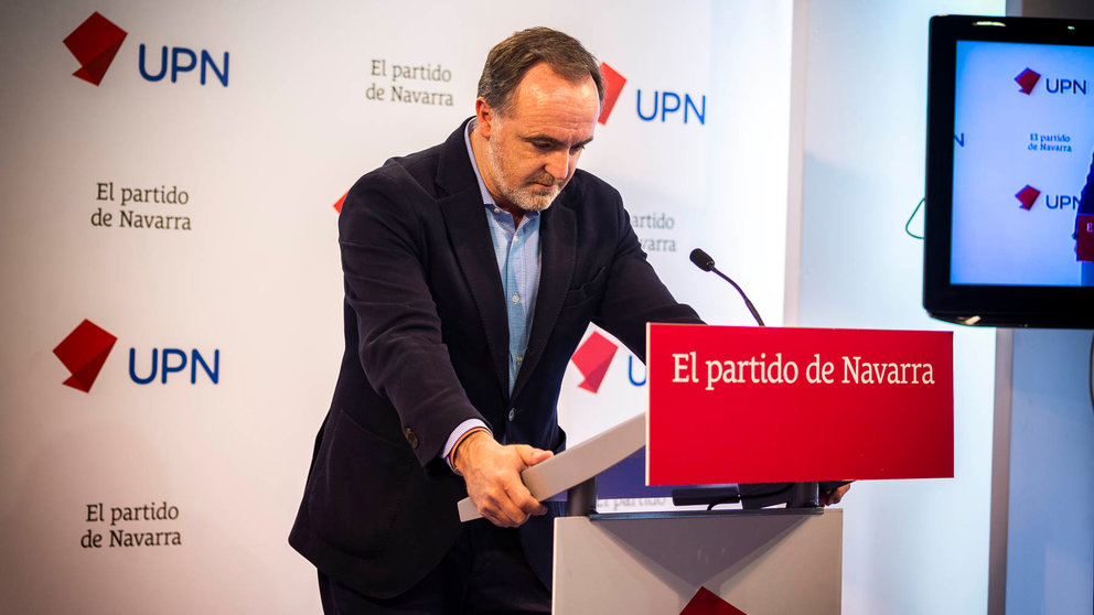 El candidato de UPN a la Presidencia del Gobierno de Navarra, Javier Esparza, valora en rueda de prensa la convocatoria de elecciones generales. JASMINA AHMETSPAHIC