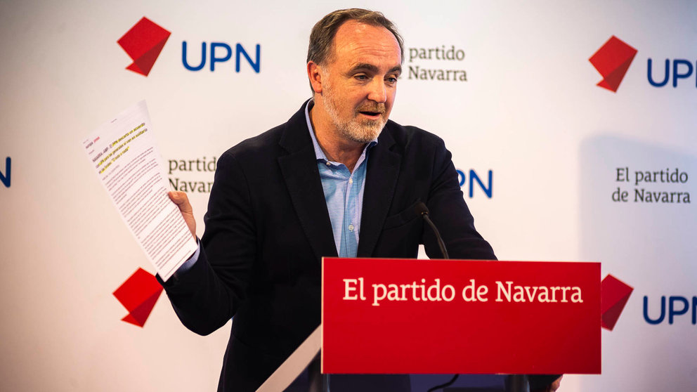 El candidato de UPN a la Presidencia del Gobierno de Navarra, Javier Esparza, valora en rueda de prensa la convocatoria de elecciones generales. JASMINA AHMETSPAHIC