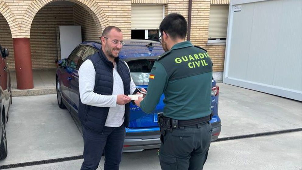 Un agente entrega las llaves del coche recuperado a su propietario. GUARDIA CIVIL