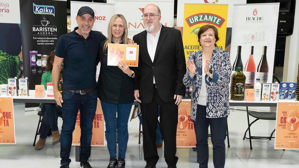 Los responsables del Bar Garés de Puente la  Reina recogen el primer premio de la VI Semana de la Croqueta de Navarra. CEDIDA