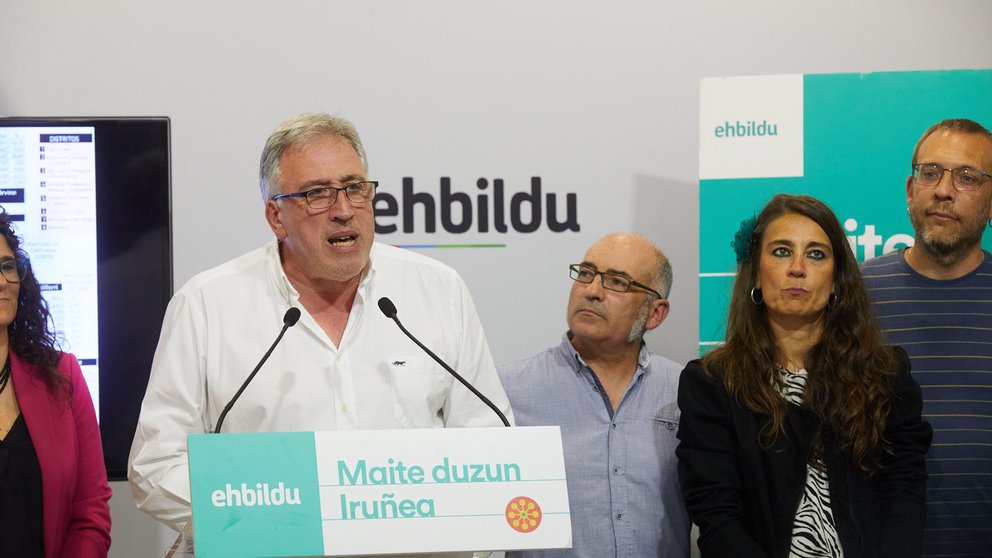 El candidato de EH Bildu a la alcaldía de Pamplona, Joseba Asiron, comparece en rueda de prensa para comentar los resultados electorales. IÑIGO ALZUGARAY