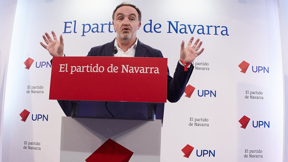 Javier Esparza, presidente de UPN y candidato a la presidencia del Gobierno de Navarra atiende a los medios tras la reunión de la Ejecutiva de UPN para valorar los resultados electorales del 28-M. IÑIGO ALZUGARAY