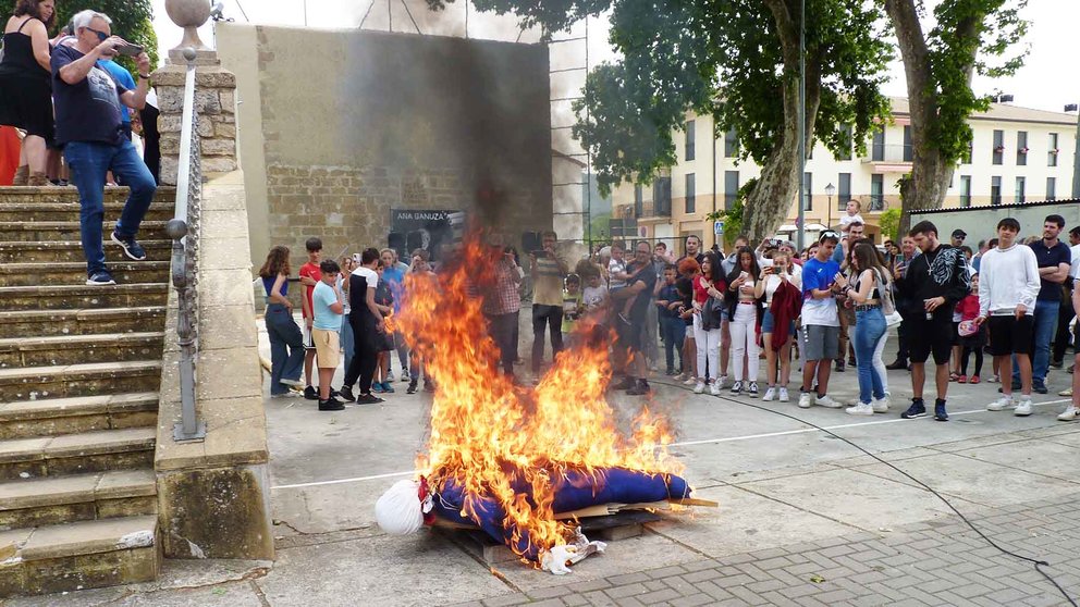 La quema del 'mayo' en la localidad navarra de Murieta. Navarra.com