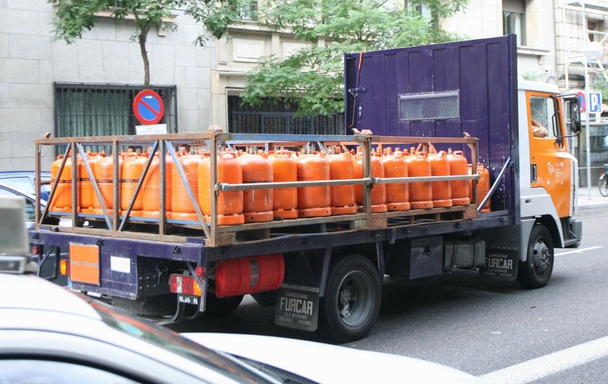 Imagen de archivo de un camión transportador de bombonas de butano. EUROPA PRESS