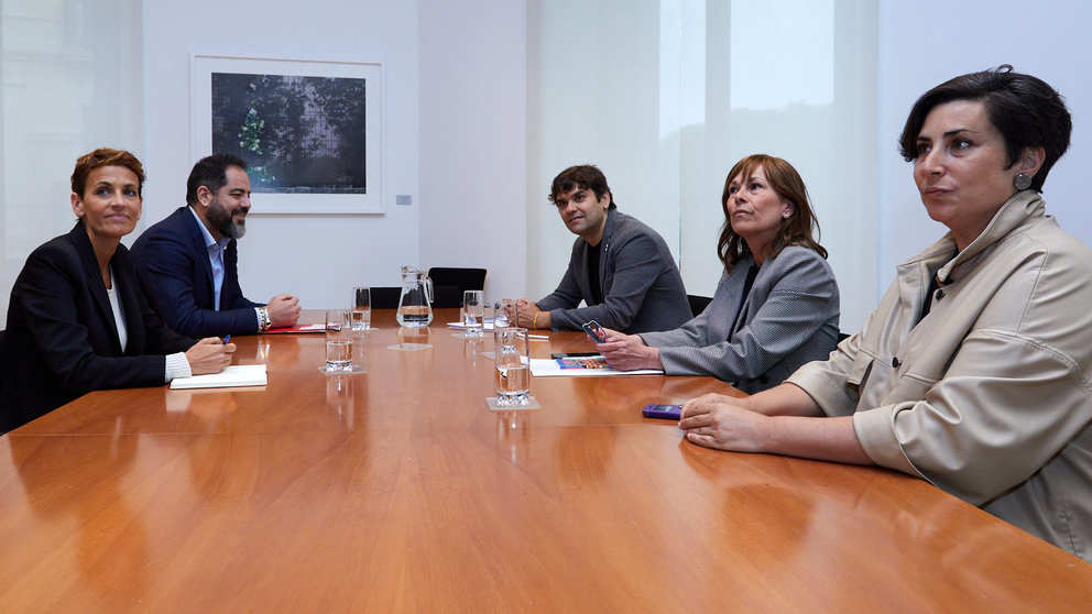 La secretaria general del PSN y candidata a la Presidencia del Gobierno de Navarra, María Chivite, se reúne con la candidata de Geroa Bai, Uxue Barkos. IÑIGO ALZUGARAY