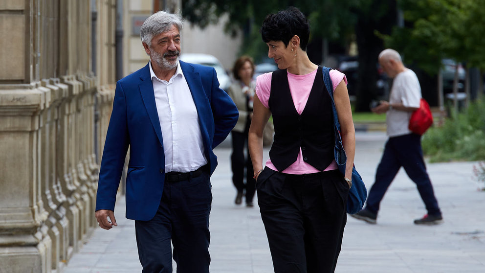 El candidato a la alcaldía de Pamplona por Geroa Bai, Koldo Martínez, y la candidata socialista, Elma Saiz, en el exterior del Parlamento de Navarra. IÑIGO ALZUGARAY