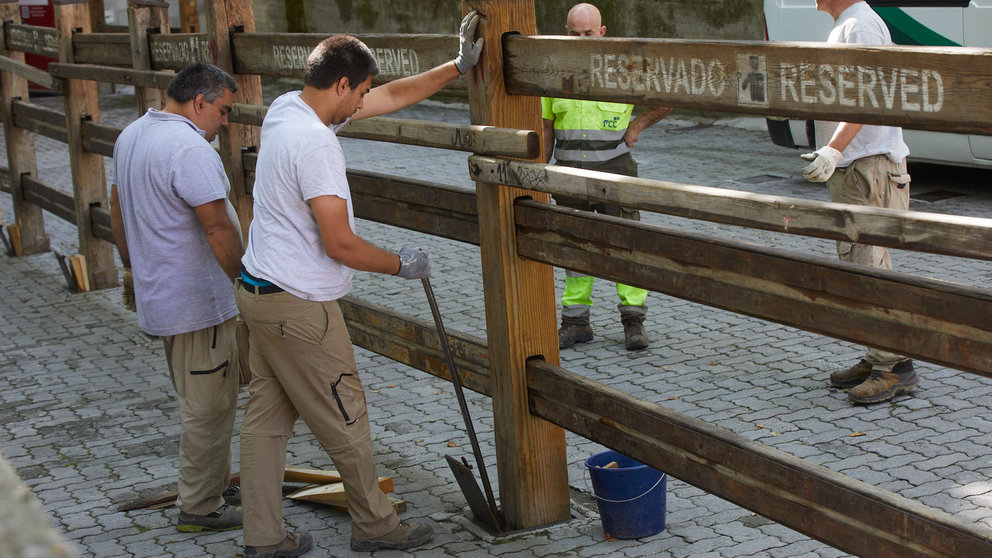 Operarios de la Carpintería Hermanos Aldaz han comenzado la instalación del vallado en el callejón de acceso a la Plaza de Toros para el encierro de las fiestas de San Fermín en Pamplona. IÑIGO ALZUGARAY