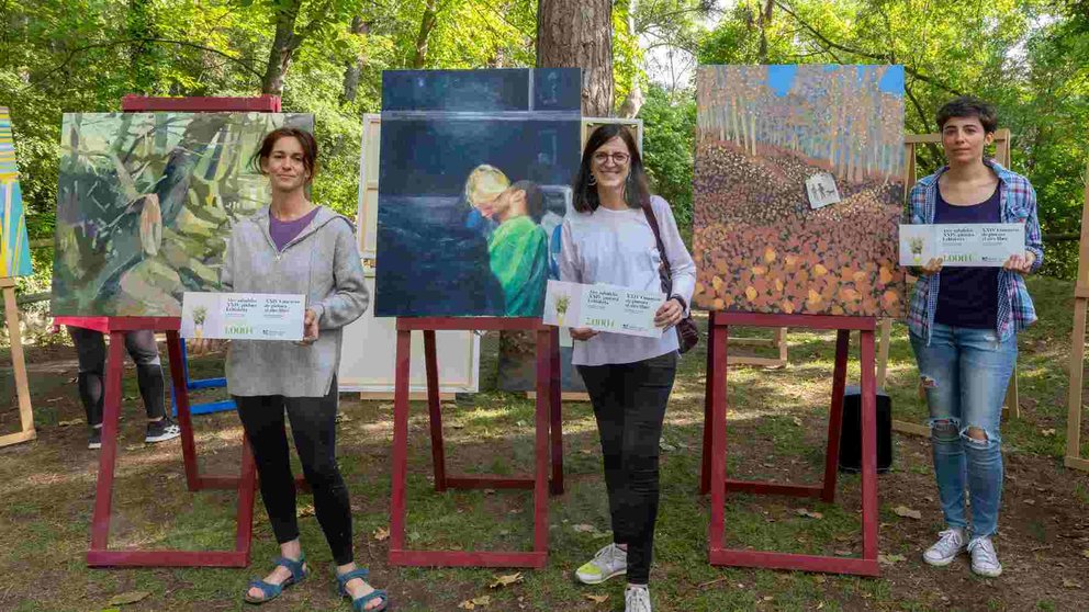 En el centro, Uxua Vides Guindano, ganadora del 24 Concurso de Pintura al Aire Libre de la Mancomunidad de la Comarca de Pamplona. Junto a ella Saioa Valderrama y Yohana, segunda y tercera clasificadas.