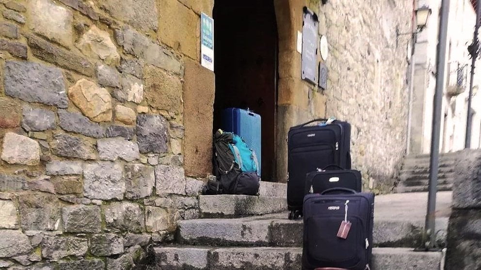 Maletas y mochilas a las puertas de un albergue