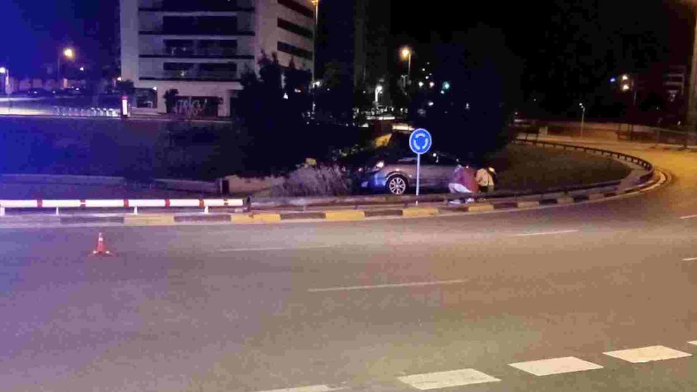 El vehículo partió la bionda de protección y se subió a la rotonda de la calle Tajonar. POLICÍA MUNICIPAL DE PAMPLONA