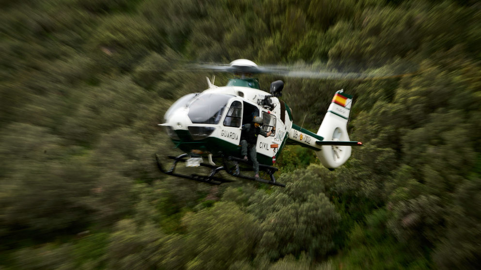 El GREIM (Grupo de Rescate e Intervención en Montaña) de Guardia Civil durante un ejercicio de maniobras de rescate en el Carrascal. PABLO LASAOSA