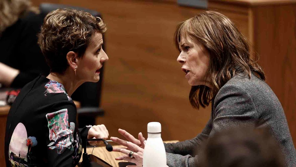 María Chivite y Uxue Barkos durante una conversación en un pleno del Parlamento de Navarra. EFE/ Jesus Diges