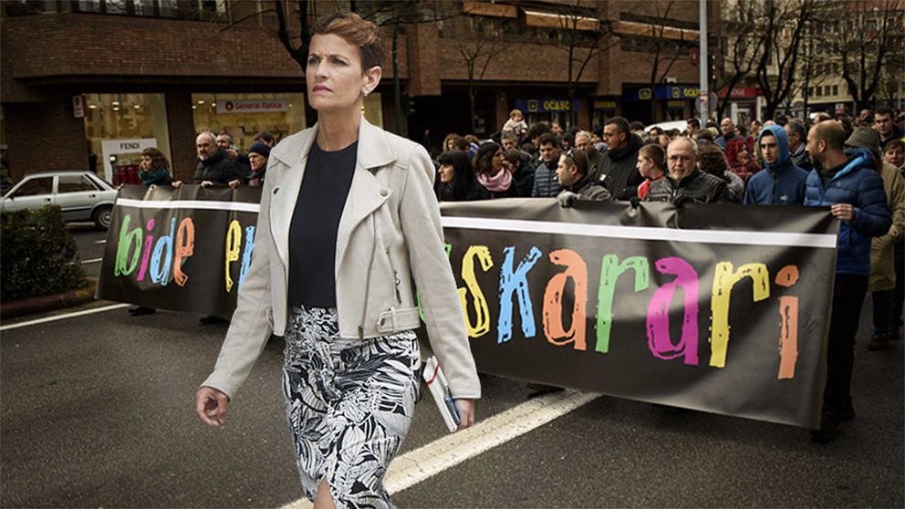 Fotomontaje de la presidenta Chivite ante una manifestación en favor del euskera.