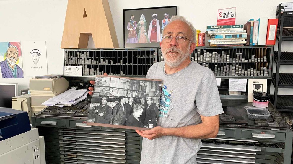 Vicente Garbayo sostiene una fotografía antigua con su familia en la imprenta Garbayo de Estella. Navarra.com