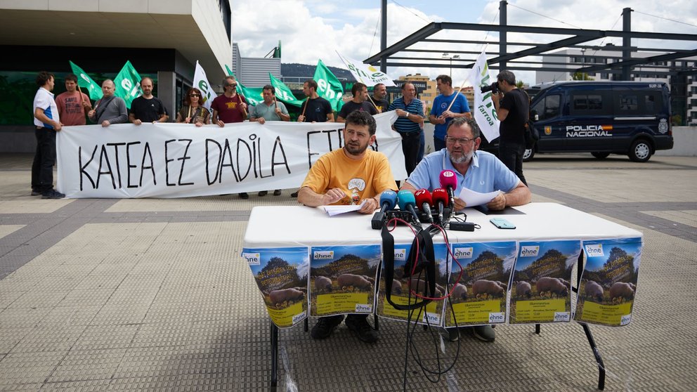 Protesta del sector lácteo para denunciar el incumplimiento de la ley de la Cadena Alimentaria. IÑIGO ALZUGARAY