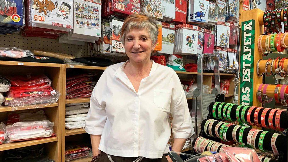 María Eugenia en el interior de su tienda Souvenirs Estafeta. Navarra.com