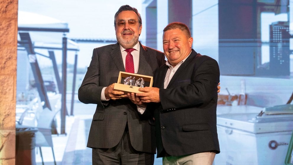 Santiago Yoldi (derecha) ha sido reconocido como el mejor vendedor de la ONCE en Navarra. CEDIDA