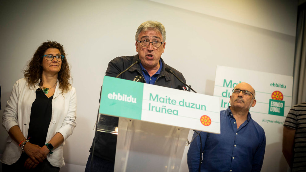 El candidato de EH Bildu a la Alcaldía de Pamplona, Joseba Asiron, informa sobre los contactos mantenidos para lograr una "alcaldía progresista" en la ciudad. JASMINA AHMETSPAHIC