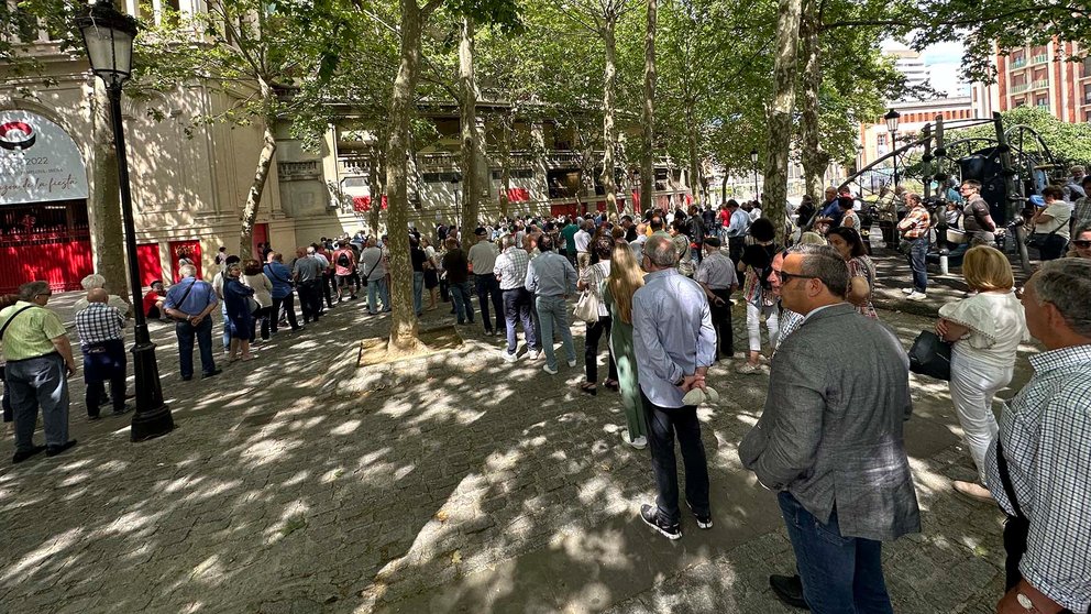 Decenas de personas hacen cola en las inmediaciones de la plaza de toros de Pamplona para renovar su abono para la Feria del Toro de San Fermín 2023 este lunes 12 de junio. I.M.M.