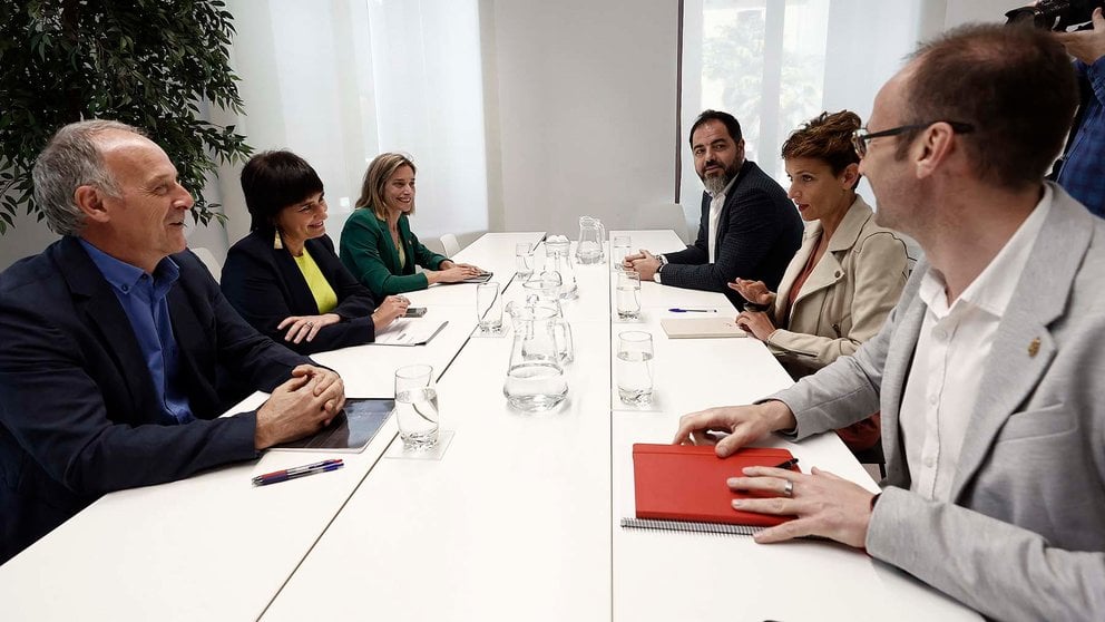 Reunión de las candidatas del PSN y EH Bildu a la presidencia del Gobierno de Navarra, María Chivite (2d) y Laura Aznal (2i), respectivamente. EFE/ Jesús Diges