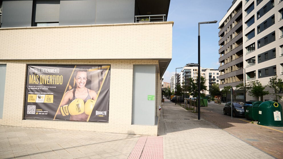 Cartel que anuncia la apertura del gimnasio Brooklyn Fitboxing en la calle Manuel López González 2 del Soto de Lezkairu. PABLO LASAOSA