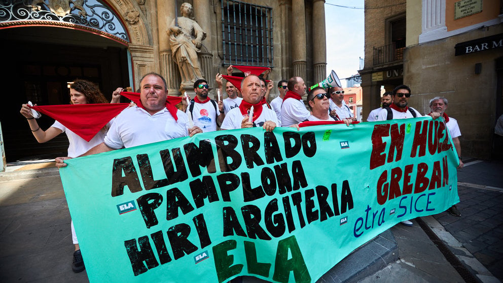 La plantilla de la empresa UTE Alumbrado Pamplona realiza un acto de protesta simulando el “pobre de mí”. IÑIGO ALZUGARAY