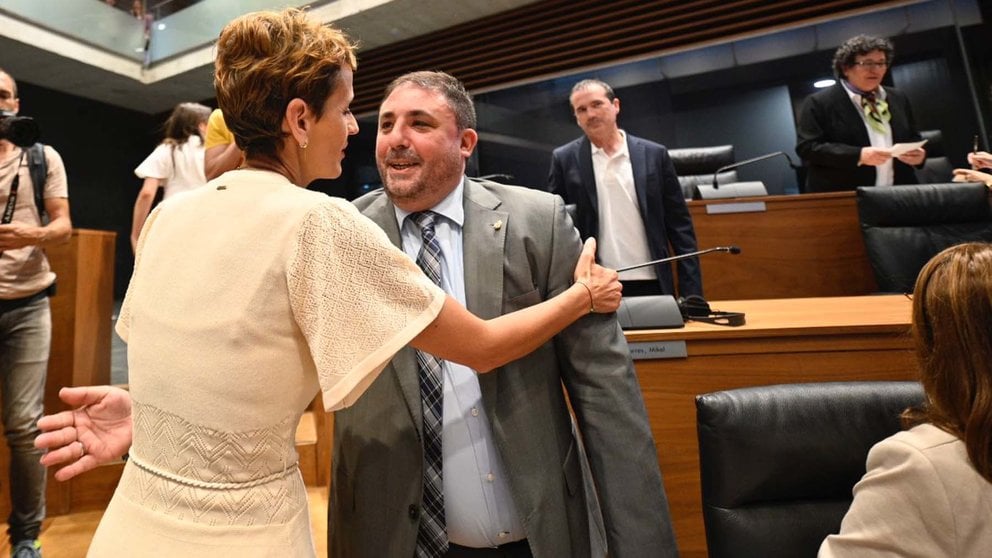 María Chivite felicita a Unai Hualde, elegido de nuevo presidente del Parlamento de Navarra. PABLO LASAOSA