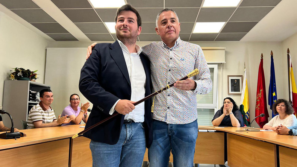 El nuevo alcalde socialista de Orcoyen, Alejandro Loópez (PSN), recibe la vara de mando del anterior alcalde Carlos Arróniz. ADRIANA MALDONADO