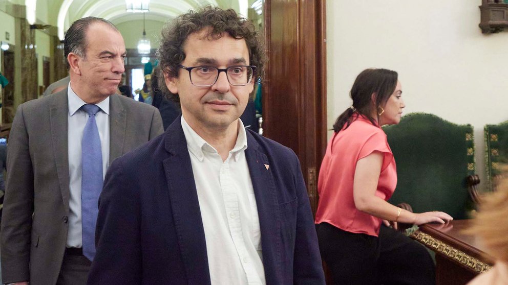 Txema Mauleon de Contigo Zurekin entra en el Salon del Ayuntamiento de Pamplona. Eduardo Sanz / Europa Press