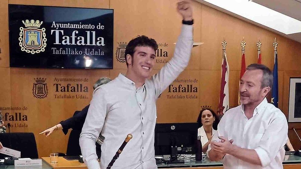 El nuevo alcalde de Tafalla, Javier Alcuaz alza el puño tras recoger la vara de mando. EH BILDU