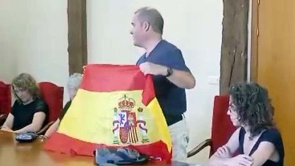 El concejal de UPN e Echarri Aranaz, Juan Frommknecht, muestra la bandera de España durante su toma de posesión.